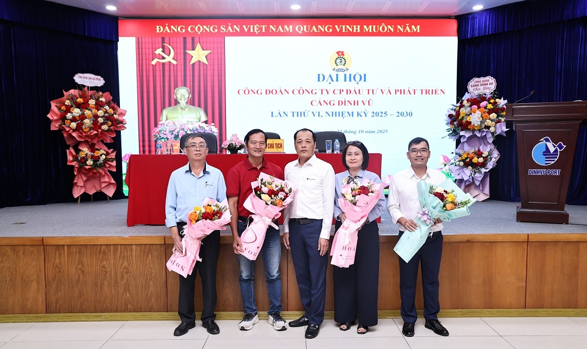 BTC tặng hoa cho 04 đồng chí không tiếp tục tham gia BCH CĐ Công ty khóa VI